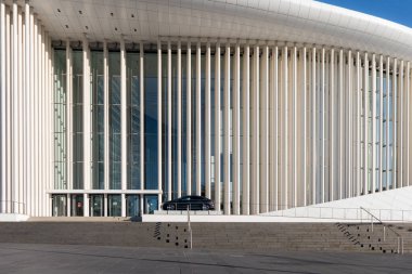 Frankfurt, Almanya - 20 Nisan 2025: Frankfurt-Frankfurt Katedrali (Frankfurt Dom), Frankfurt 'un eski kasabasındaki Roma Katolik Gotik Kilisesi.