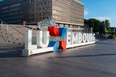 Lüksemburg, Lüksemburg - 28 Haziran 2025: Lüksemburg Lüksemburg 'un Kirchberg semtindeki Filarmoni Lüksemburg İşareti
