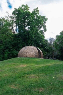 Lüksemburg şehri, Lüksemburg - 27 Haziran 2025: Le Passe-muraille Chambre sensorielle olarak bilinen Lüksemburg 'un üst kesimindeki Parc du Pescatore halk parkında bulunan bronz bir heykel.