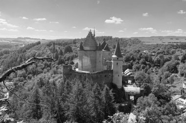 Vianden, Lüksemburg - 29 Haziran 2025: Vianden Şatosu Promoner binadaki en büyük güçlendirilmiş kale.