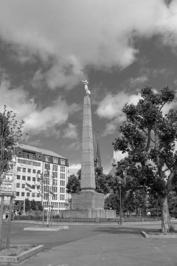 Lüksemburg, Lüksemburg - Gelle Fra (Altın Kadın) olarak bilinen Anma Anıtı, Lüksemburg şehrinde siyah beyaz savaş anıtı manzarası