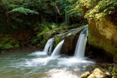 Schiessentmpel Şelalesi 'nin suyu Lüksemburg' un Küçük İsviçre bölgesinin Mullerthal bölgesinde akıyor.