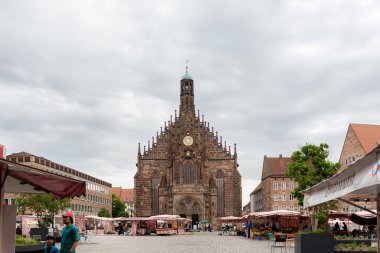 Nuremberg, Almanya - 3 Mayıs 2025: Frauenkirche, Batı Yakası Kilisesi, Nuremberg 'de ünlü bir yer.