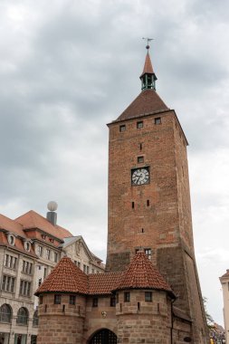Nuremberg, Almanya - 3 Mayıs 2025: Weisser Turm (Beyaz Kule), Ludwigsplatz, Nuremberg 'deki ortaçağ kapı çan kulesi