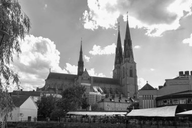 Uppsala, İsveç- 18 Temmuz 2025: Uppsala Metropolitan Katedrali (Uppsala Katedrali) Uppsala 'da siyah beyaz bir ulusal kilise