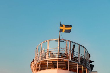 Ulusal İsveç bayrağı (Sveriges flagga) teknenin tepesinde dalgalanıyor