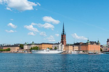Stockholm, İsveç- 17 Temmuz 2025: Riddarholmen Kilisesi Stockholm 'ün merkezindeki Riddarholmen adasının simgesi