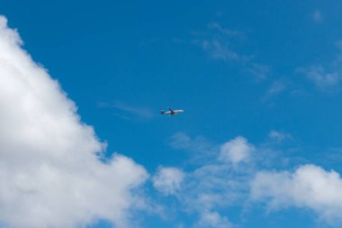 Lüksemburg Şehri, Lüksemburg - 27 Haziran 2025: Lüksemburg Havalimanı 'ndan uçan bir bayrak taşıyıcısı