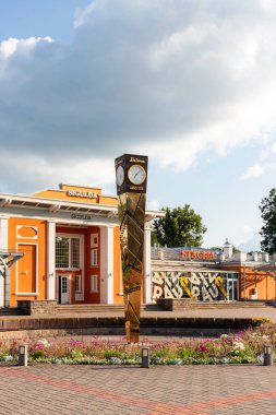 Sigulda, Letonya - 21 Temmuz 2025: Sigulda tren istasyonundaki Laima saat işaretinin Sigulda versiyonu