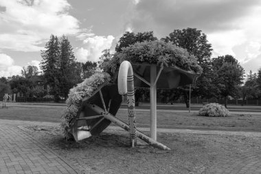 Sigulda, Letonya Sigulda Yürüyen Sopa Parkı Sigulda 'da siyah beyaz manzaralı bir parktır.