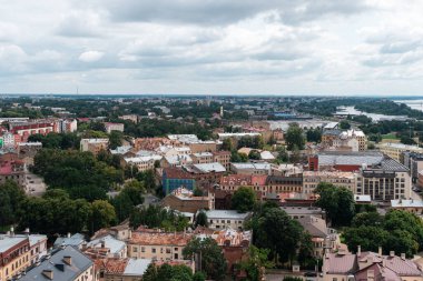 Riga, Letonya - 20 Temmuz 2025: Riga şehri panoramik manzarası yüksek perspektiften şehrin çatıları