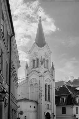 Riga, Letonya - 20 Temmuz 2025: Kederli Leydimiz Roma Katolik Kilisesi dış cephesini siyah-beyaz inşa ediyor