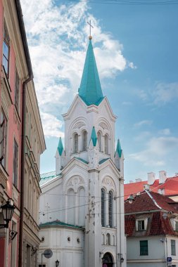 Riga, Letonya - 20 Temmuz 2025: Kederli Leydimiz Roma Katolik Kilisesi dış cephesini inşa ediyor