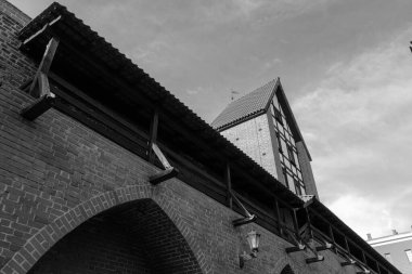 Riga, Letonya - 20 Temmuz 2025 Riga Şehir Duvarı bir zamanlar siyah beyaz Letonya 'nın Riga şehrinin etrafını saran bir ortaçağ kalesi