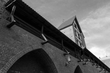 Riga, Letonya - 20 Temmuz 2025 Riga Şehir Duvarı bir zamanlar siyah beyaz Letonya 'nın Riga şehrinin etrafını saran bir ortaçağ kalesi