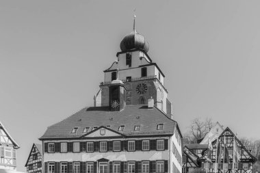 Herrenberg, Almanya - 5 Nisan 2025: Marktplatz Meydanı tarihi kolej kilisesi ve şehir yönetimi binasının siyah-beyaz bakış açısı