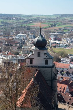 Herrenberg, Almanya - 5 Nisan 2025 Herrenberg şehir merkezindeki tarihi kolej kilisesinin dikey bakış açısı