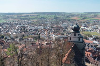Herrenberg, Almanya - 5 Nisan 2025 Herrenberg şehir merkezindeki yerleşim bölgelerini ve tarihi kolej kilisesini inceleyen şehir manzarası