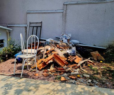 İnşaat enkazının önündeki eski sandalyeler.