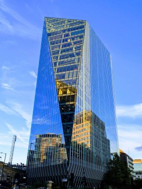 Açılı Ascent City Gökdeleni - Binanın cam cephesi aşağıdaki canlı şehir yaşamını yansıtıyor, büyüleyici bir ışık ve gölge etkileşimi yaratıyor