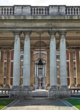 Greenwich, Londra 'daki Eski Kraliyet Donanma Koleji' nin karmaşık ayrıntılarını ve mimari ihtişamını gösteren büyüleyici bir görüntü. Zarif sütunlar, asılı fener ve simetrik tasarım zamansız güzellik ve tarih duygusu yaratır..