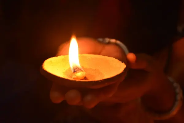 Yakıcı bir mumun yakınında