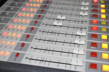 ses stüdyosu karıştırma paneli.