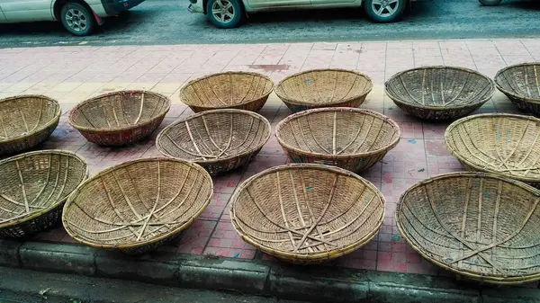 Hindistan cevizi ve hindistan cevizli sepet.