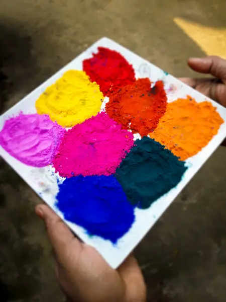 Eski haber kağıdında kamera lensi