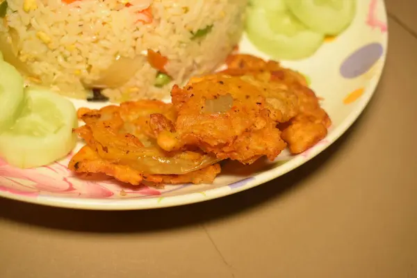 Tayland usulü kızarmış pilav ve tavuk..