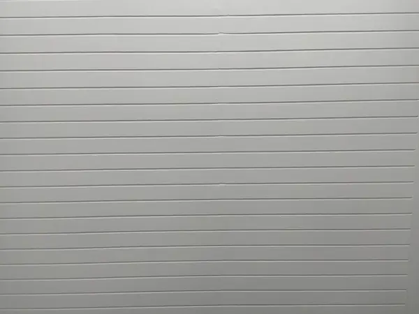 Beyaz çizgili gri metal plaka..