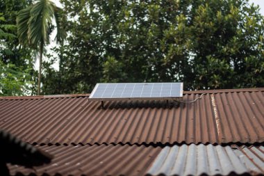 Teneke döşeme çatısında güneş paneli