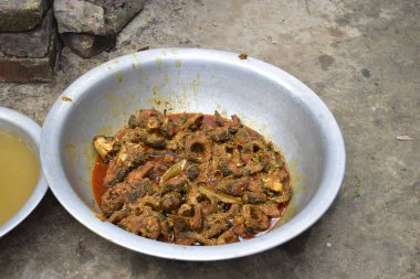 Baharatlı balık ve pilav.