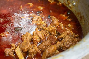 Büyük bir alüminyum tencerede körili Bengali koyun eti.