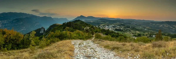 日落全景 夏天在布洛尼奥旁边的小山 — 图库照片