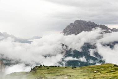 Yazın ünlü Tre Cime di Lavaredo. Alp Dağları manzarası. Dolomitler, Alpler, İtalya, Avrupa (Drei Zinnen)