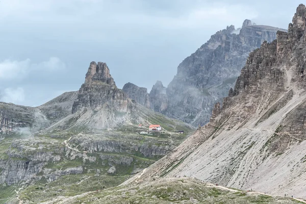 Yazın ünlü Tre Cime di Lavaredo. Alp Dağları manzarası. Dolomitler, Alpler, İtalya, Avrupa (Drei Zinnen)