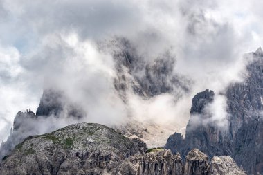 Yazın ünlü Tre Cime di Lavaredo. Alp Dağları manzarası. Dolomitler, Alpler, İtalya, Avrupa (Drei Zinnen)
