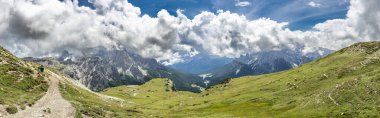 Yazın ünlü Tre Cime di Lavaredo. Alp Dağları manzarası. Dolomitler, Alpler, İtalya, Avrupa (Drei Zinnen)