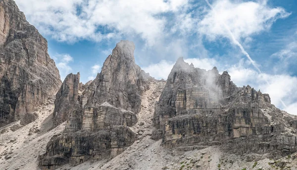 Yazın ünlü Tre Cime di Lavaredo. Alp Dağları manzarası. Dolomitler, Alpler, İtalya, Avrupa (Drei Zinnen)