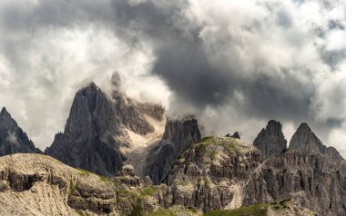 Yazın ünlü Tre Cime di Lavaredo. Alp Dağları manzarası. Dolomitler, Alpler, İtalya, Avrupa (Drei Zinnen)