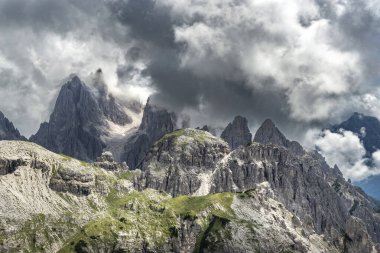 Yazın ünlü Tre Cime di Lavaredo. Alp Dağları manzarası. Dolomitler, Alpler, İtalya, Avrupa (Drei Zinnen)