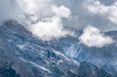 Yazın ünlü Tre Cime di Lavaredo. Alp Dağları manzarası. Dolomitler, Alpler, İtalya, Avrupa (Drei Zinnen)