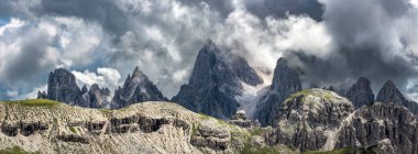 Yazın ünlü Tre Cime di Lavaredo. Alp Dağları manzarası. Dolomitler, Alpler, İtalya, Avrupa (Drei Zinnen)
