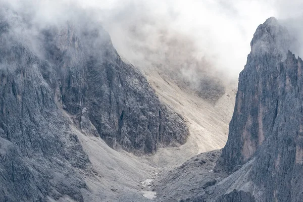 Yazın ünlü Tre Cime di Lavaredo. Alp Dağları manzarası. Dolomitler, Alpler, İtalya, Avrupa (Drei Zinnen)