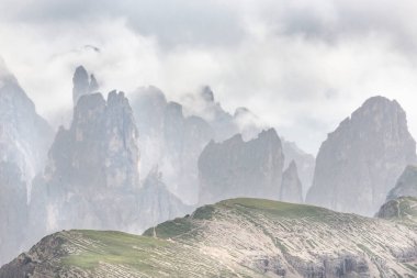 Yazın ünlü Tre Cime di Lavaredo. Alp Dağları manzarası. Dolomitler, Alpler, İtalya, Avrupa (Drei Zinnen)