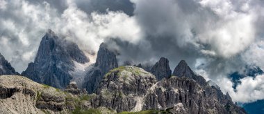 Yazın ünlü Tre Cime di Lavaredo. Alp Dağları manzarası. Dolomitler, Alpler, İtalya, Avrupa (Drei Zinnen)