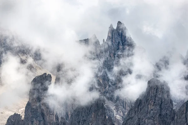 Yazın ünlü Tre Cime di Lavaredo. Alp Dağları manzarası. Dolomitler, Alpler, İtalya, Avrupa (Drei Zinnen)