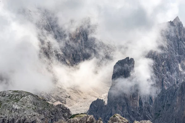 Yazın ünlü Tre Cime di Lavaredo. Alp Dağları manzarası. Dolomitler, Alpler, İtalya, Avrupa (Drei Zinnen)