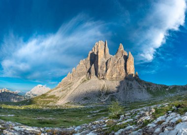 Mavi gökyüzüyle Tre Cime di Lavaredo Dağları 'nda Güzel Sabah